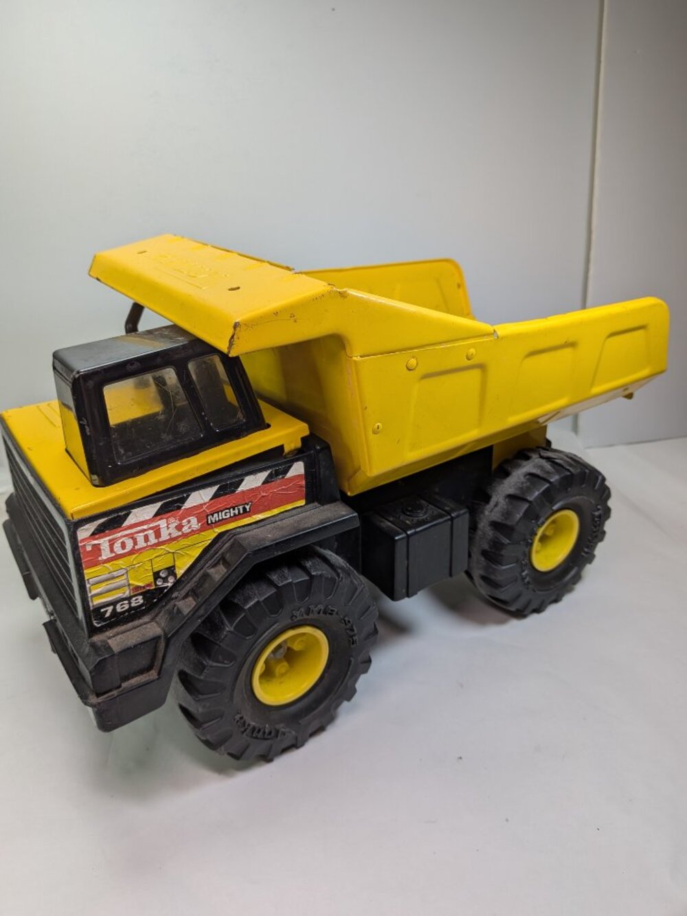 Vintage Tonka Mighty Dump Truck #768 Yellow Pressed Steel Plastic Chassis 90s - Picture 3 of 17